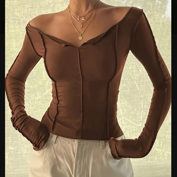 Elana. M Tops - V neck long sleeve T EUC